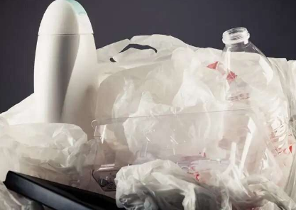 研究人员报告了难以回收塑料的可能解决方案