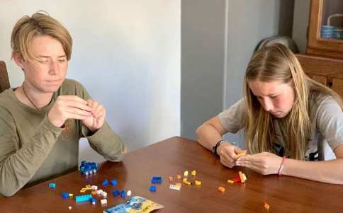 使用乐高玩具测试儿童在空间中可视化和旋转3D形状的能力