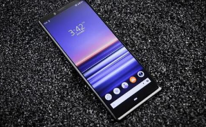 索尼Xperia1III早期的动手视频指向更好的相机但缺点仍然存在