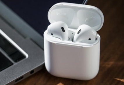 第一次真正重新设计的iMac和一对录音室品质的耳罩式AirPods
