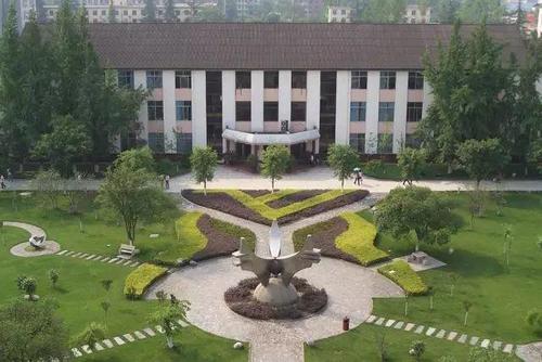 教育新闻：大学在很偏远城郊的利处与弊处