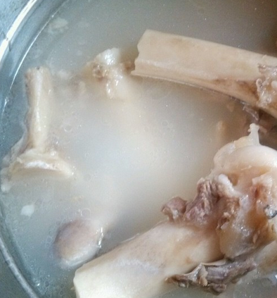 教育新闻：日常生活知识介绍：浓白色的羊肉汤骨头汤里白色的主要是什么