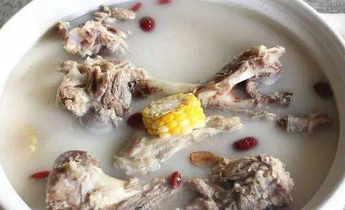 教育新闻：知识科普：浓白色的羊肉汤骨头汤里白色的主要是什么