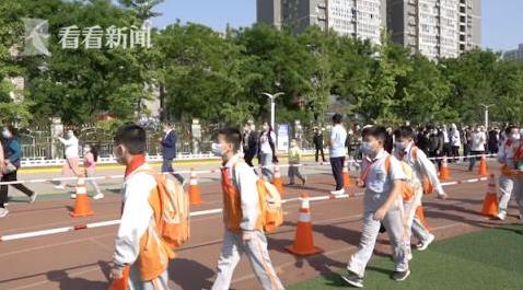 教育新闻：陕西师范大学实验小学24个班1111名学生复课采取小学机场传送带式接娃