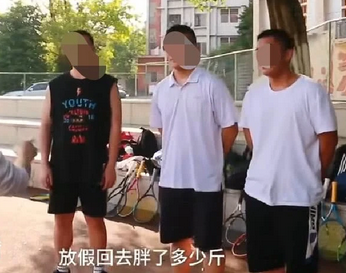 教育新闻：体育生返校胖20斤教练不敢认 教练打趣说自己去看看肉铺里10斤肉有多少