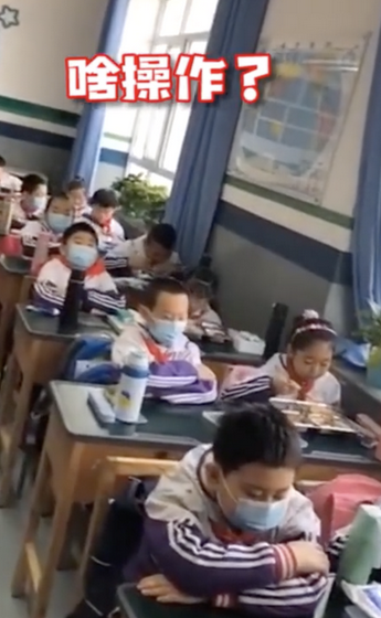 教育新闻：小学生错峰吃饭视频的真相是因为降温另一半同学临时取消了户外活动