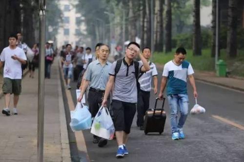 教育新闻：为什么有些孩子上了大学后就很少联系父母了