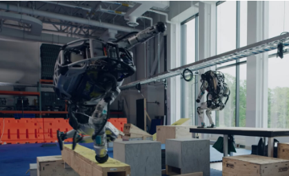 波士顿动力的阿特拉斯机器人可以轻松完成跑酷