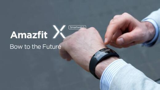 AmazfitX将弧形智能手表戴在手腕上