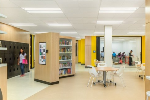可汗实验室学校在为社区创建的空间中融合了在线和离线学习
