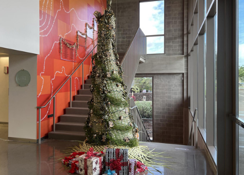 编织树叶牛圣诞树为西欧胡岛带来节日欢乐
