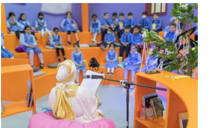 孩子们在沙迦儿童阅读节上欣赏互动动物游戏表演
