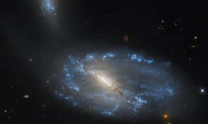 哈勃捕捉到相互作用的星系 NGC 5410 和 UGC 8932
