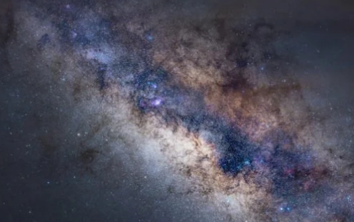 黑洞迅速阻止了大质量星系中的恒星形成