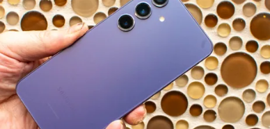 三星宣称GalaxyS24的低光摄影功能有很大提升但我们并不这么认为